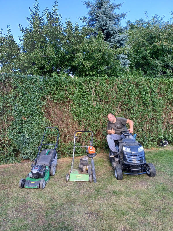 Rasenmäher, Motorsense und Aufsitzmäher im Einsatz